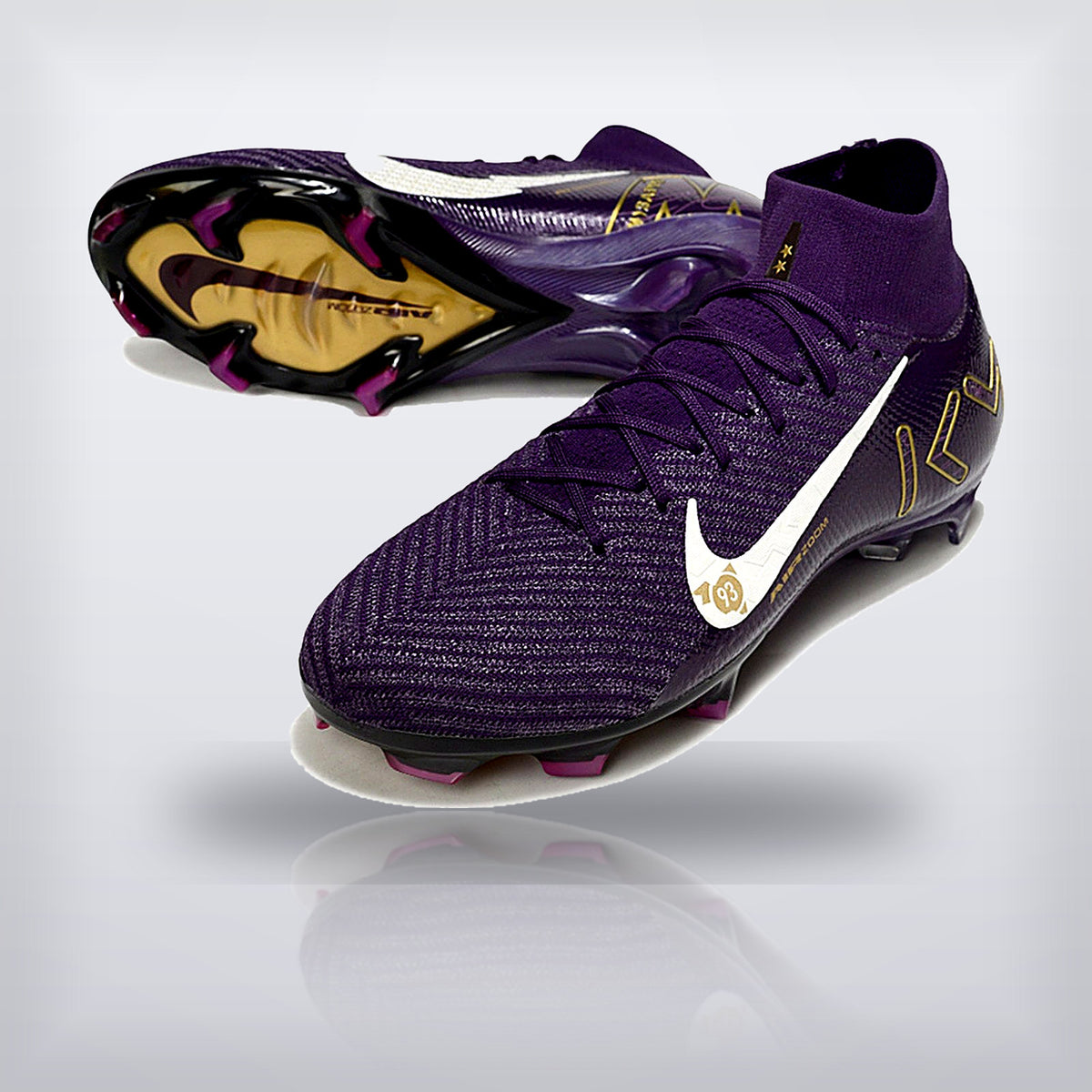 Par de Superfly Mbappe morado con la suela a la vista