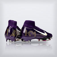 Superfly Mbappe con el logo KM en el talon