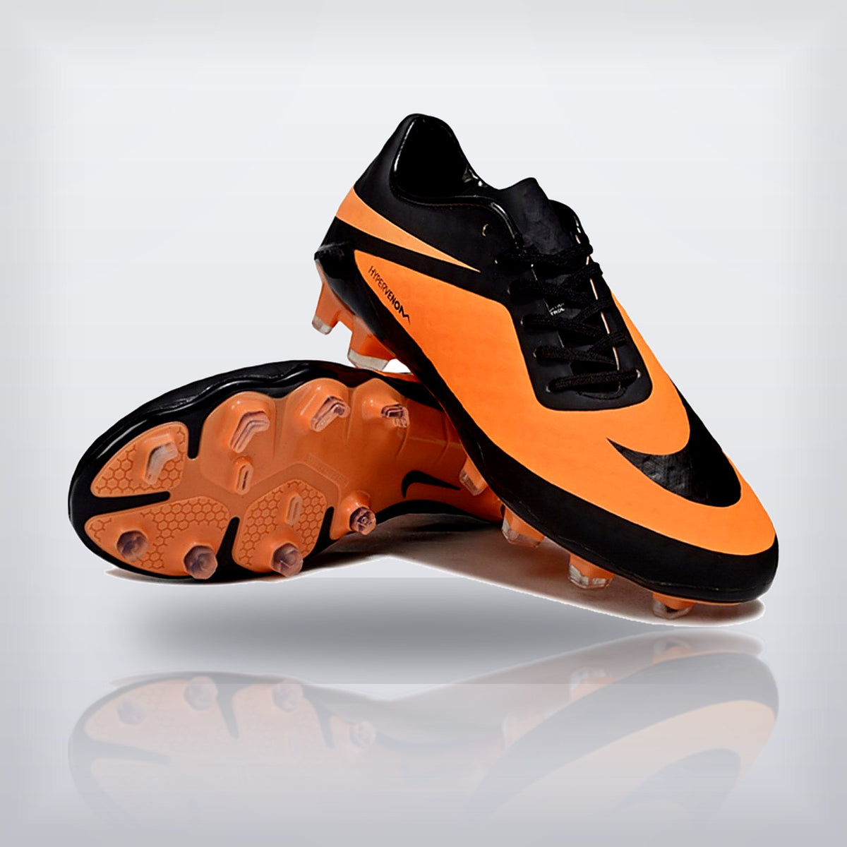 Par de Hypervenom Phantom RGN con suela a la vista