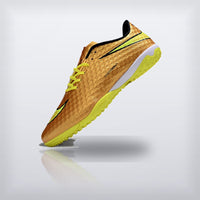 Hypervenom Sonho Dourado en angulo, suela de turf amarilla