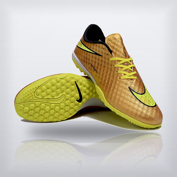 Par de Hypervenom Sonho Dourado con la suela de turf a la vista